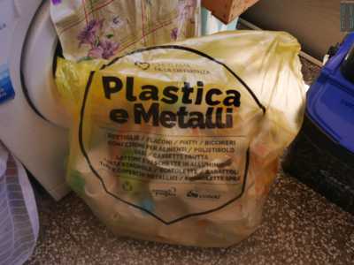 Ad esempio dove vanno gettati i piatti e i bicchieri di plastica? Di regola nel contenitore della plastica. Il che � giusto, ma solo dopo averli lavati e separati dall�organico